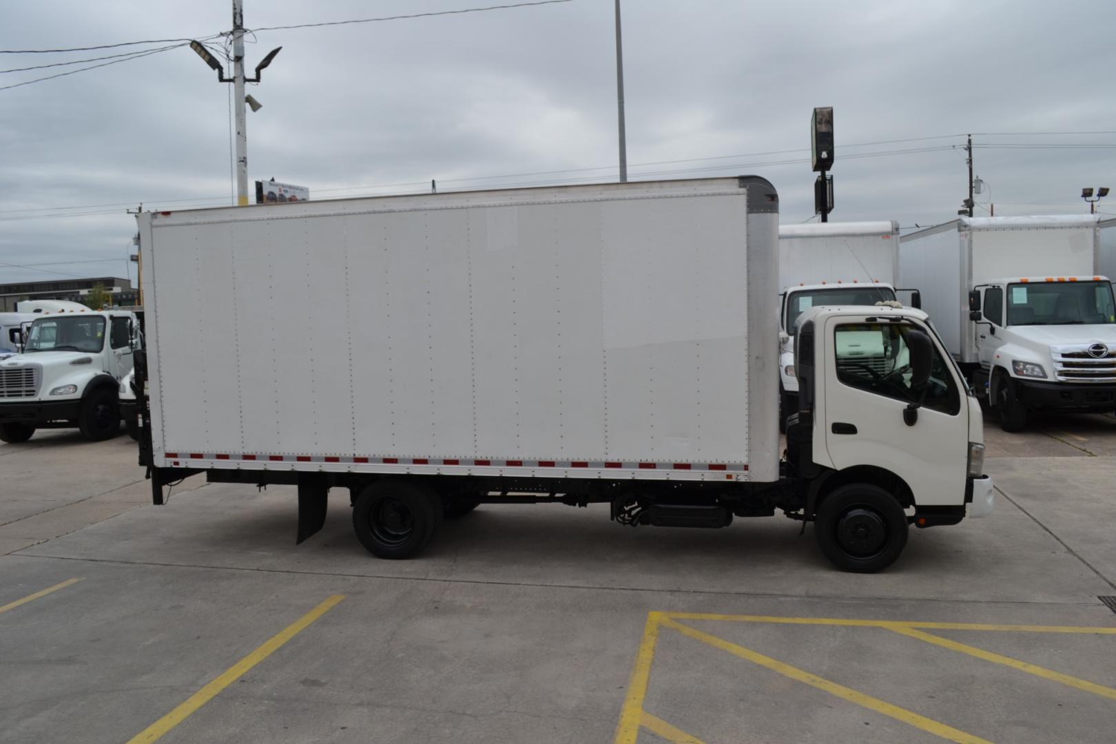2016 WHITE /BLACK HINO 195 with an JO5E-TP 5.1L 210HP TURBO CHARGED DIESEL engine, AISIN A465 6SPD AUTOMATIC transmission, located at 9172 North Fwy, Houston, TX, 77037, (713) 910-6868, 29.887470, -95.411903 - Photo#3